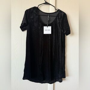 Agnes & Dora Black Velvet Everyday Tee Size L NWT